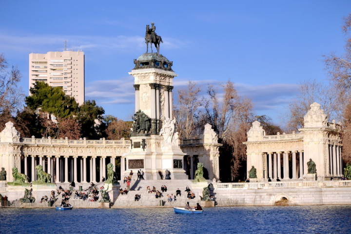 a group of people in front of Buen Retiro Park