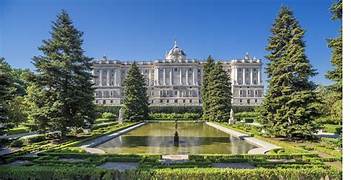 th a large tree in front of a building